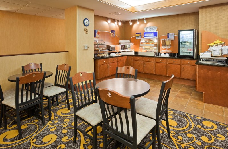 HOLIDAY INN EXPRESS-DEFOREST - De Forest, WI