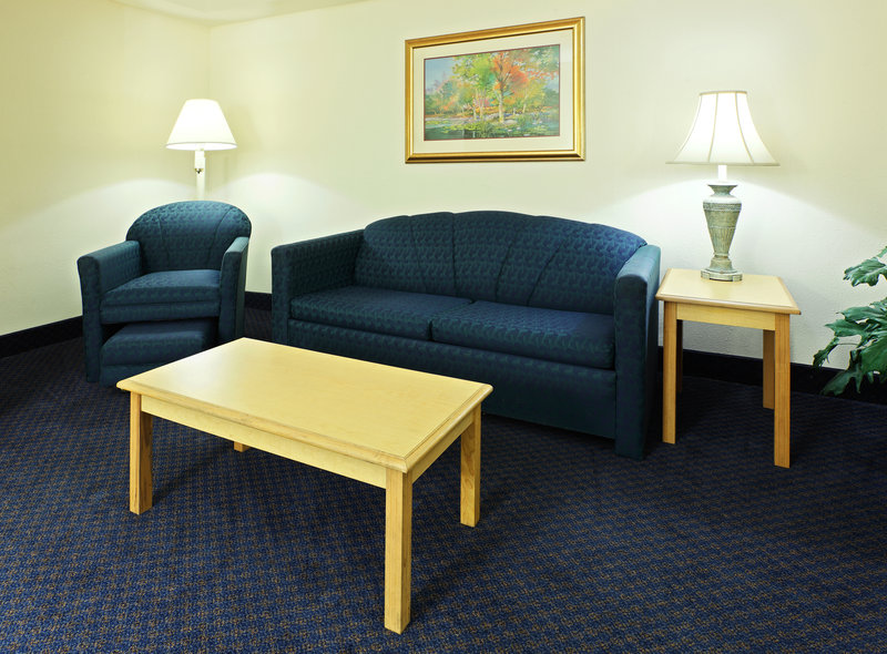 Holiday Inn Express & Suites FAYETTEVILLE-UNIV OF AR AREA - Springdale, AR