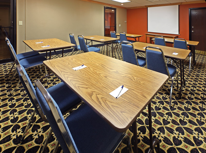 Holiday Inn Express & Suites FAYETTEVILLE-UNIV OF AR AREA - Springdale, AR