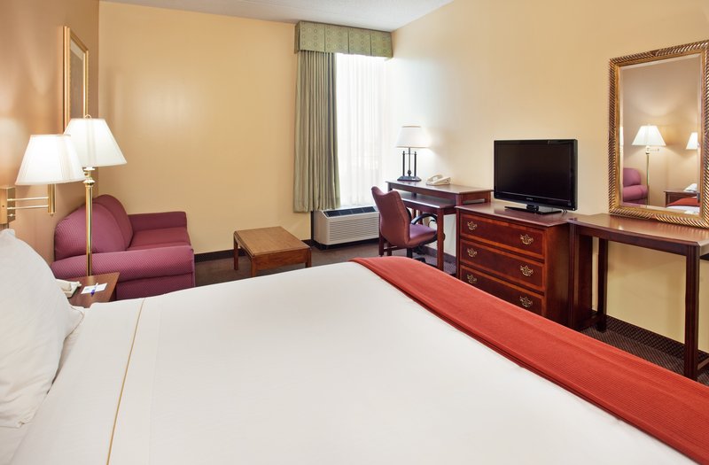 HOLIDAY INN EXPRESS-MARSHFIELD - Marshfield, MO