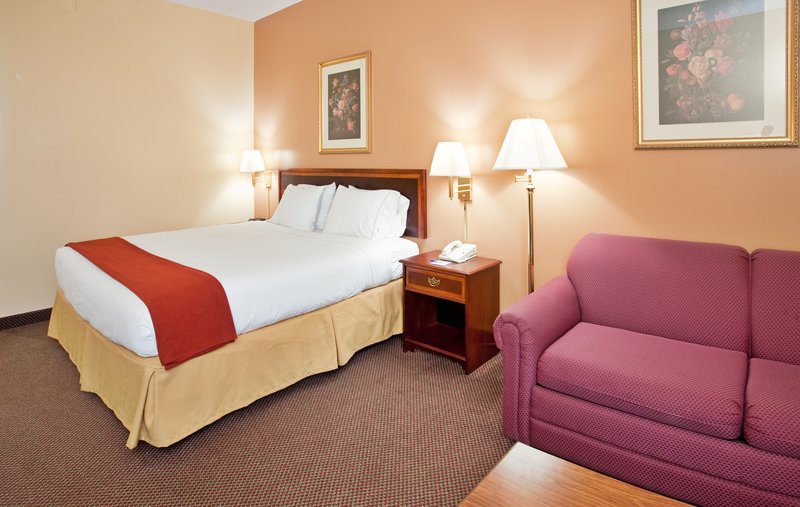 HOLIDAY INN EXPRESS-MARSHFIELD - Marshfield, MO