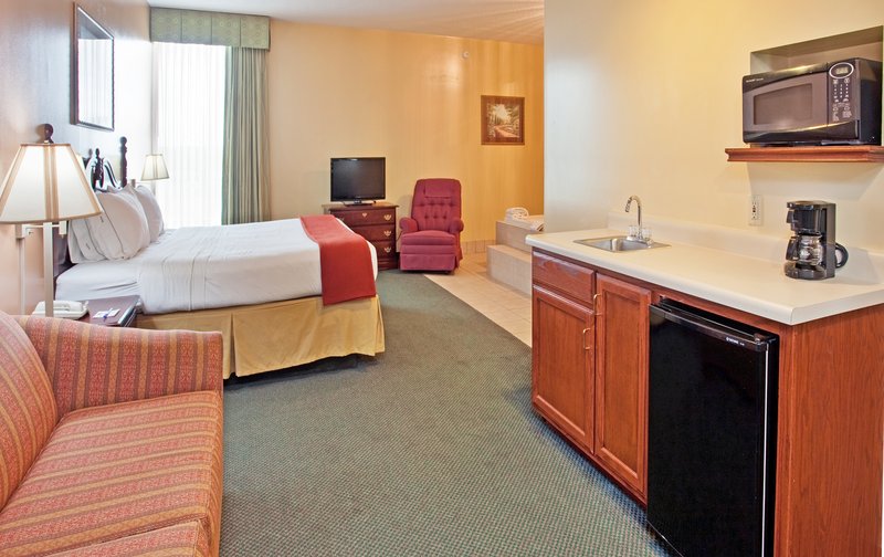 HOLIDAY INN EXPRESS-MARSHFIELD - Marshfield, MO