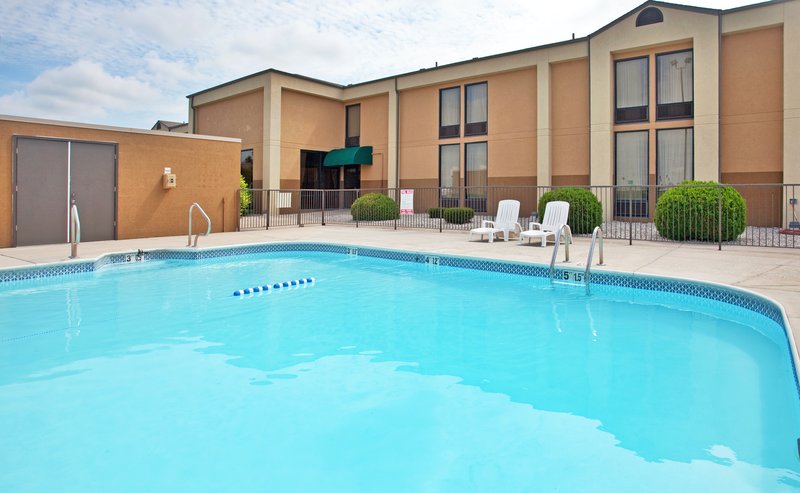 HOLIDAY INN EXPRESS-MARSHFIELD - Marshfield, MO