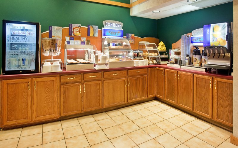 HOLIDAY INN EXPRESS-MARSHFIELD - Marshfield, MO
