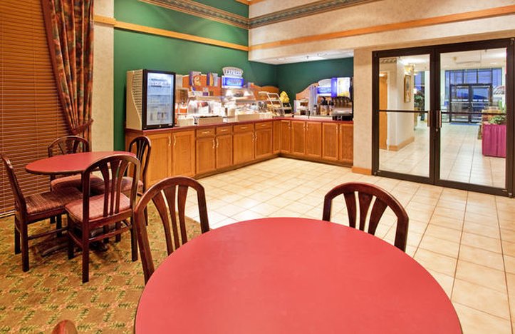 HOLIDAY INN EXPRESS-MARSHFIELD - Marshfield, MO