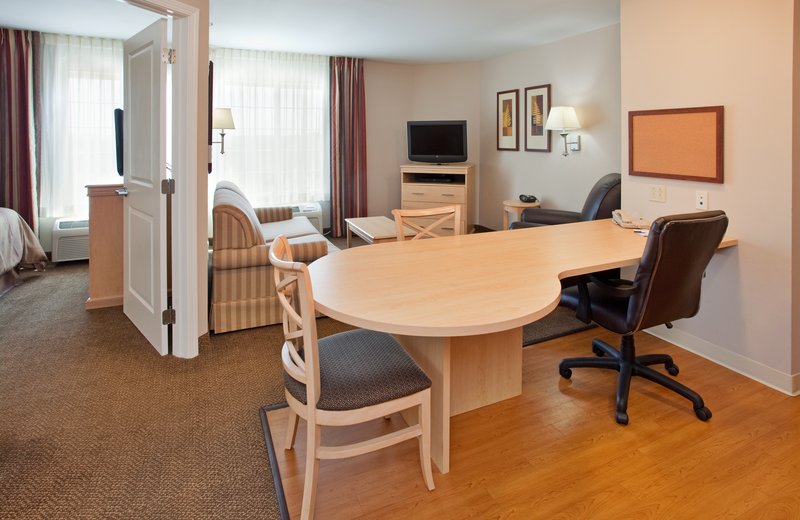 Candlewood Suites OLATHE - Olathe, KS