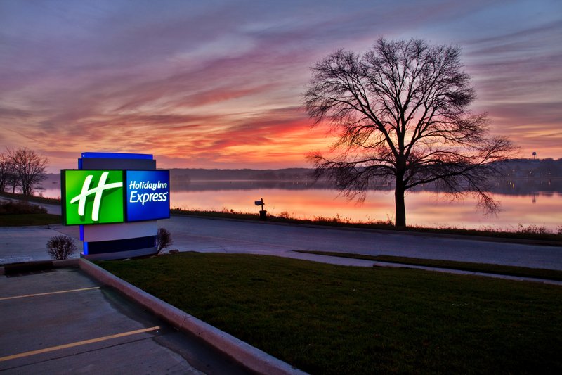 Holiday Inn Express Le Claire Riverfront-Davenport - Davenport, IA