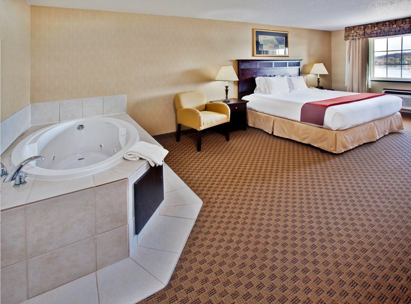 Holiday Inn Express Le Claire Riverfront-Davenport - Davenport, IA