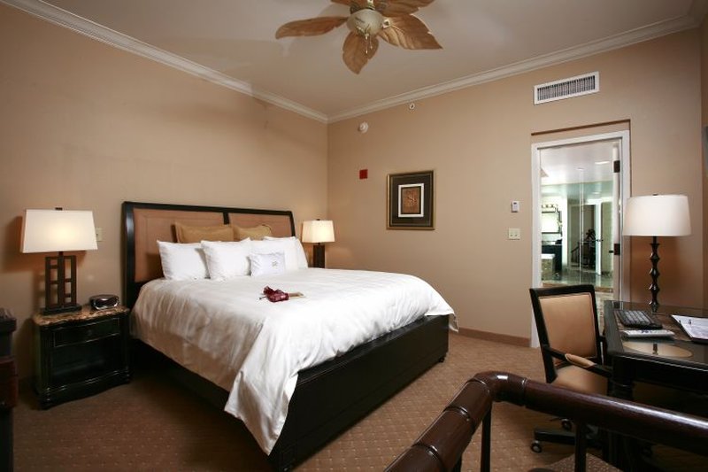 Crowne Plaza Hotel Pensacola Grand - Pensacola, FL