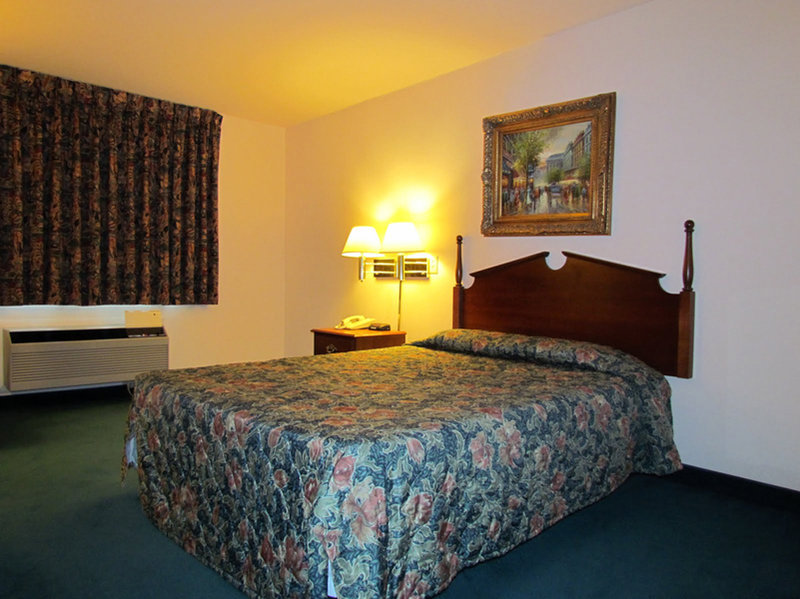 Western Inn - Hampton, GA