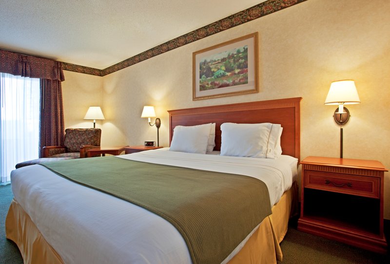 Holiday Inn Express & Suites PITTSBURGH AIRPORT - Pittsburgh, PA