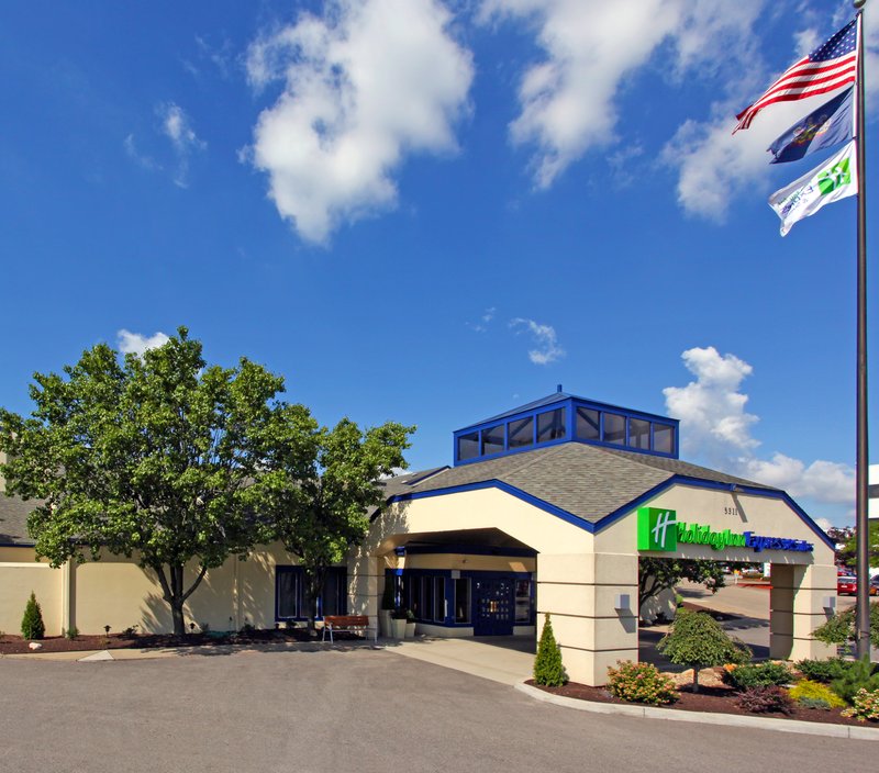 Holiday Inn Express & Suites PITTSBURGH AIRPORT - Pittsburgh, PA