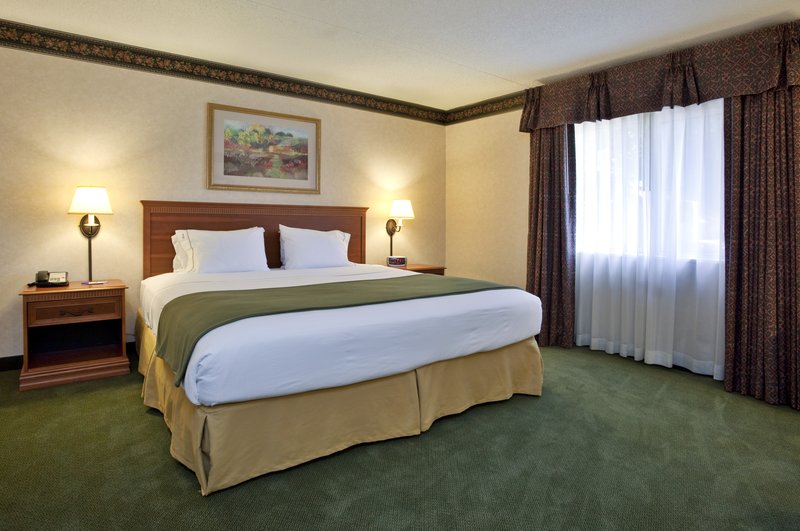 Holiday Inn Express & Suites PITTSBURGH AIRPORT - Pittsburgh, PA