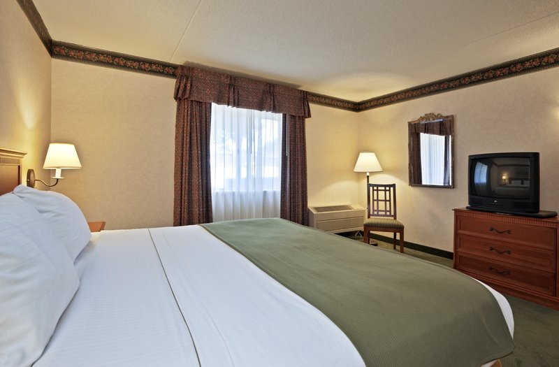 Holiday Inn Express & Suites PITTSBURGH AIRPORT - Pittsburgh, PA