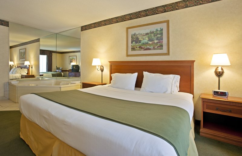 Holiday Inn Express & Suites PITTSBURGH AIRPORT - Pittsburgh, PA