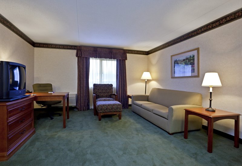 Holiday Inn Express & Suites PITTSBURGH AIRPORT - Pittsburgh, PA