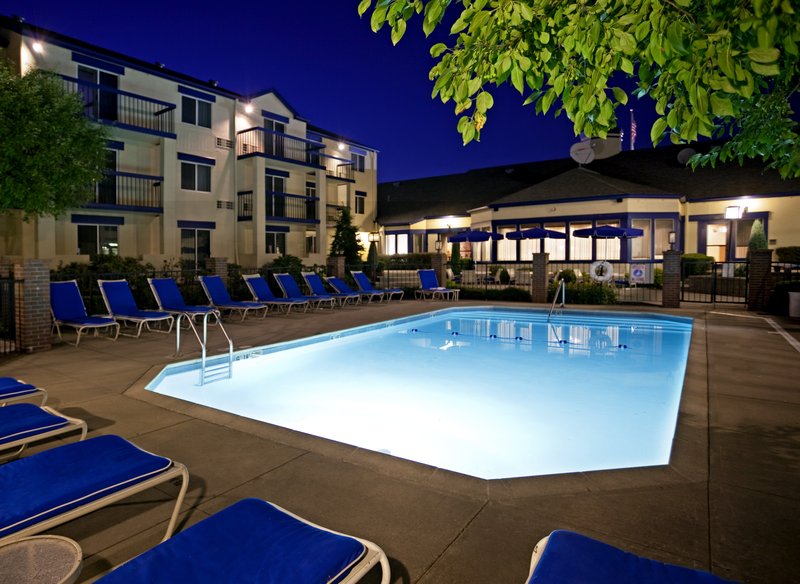 Holiday Inn Express & Suites PITTSBURGH AIRPORT - Pittsburgh, PA