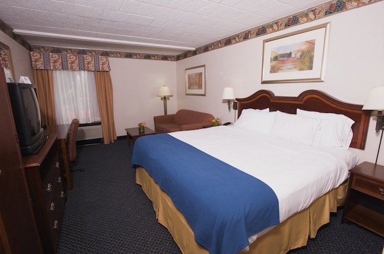 HOLIDAY INN EXPRESS - Cranberry Township, PA