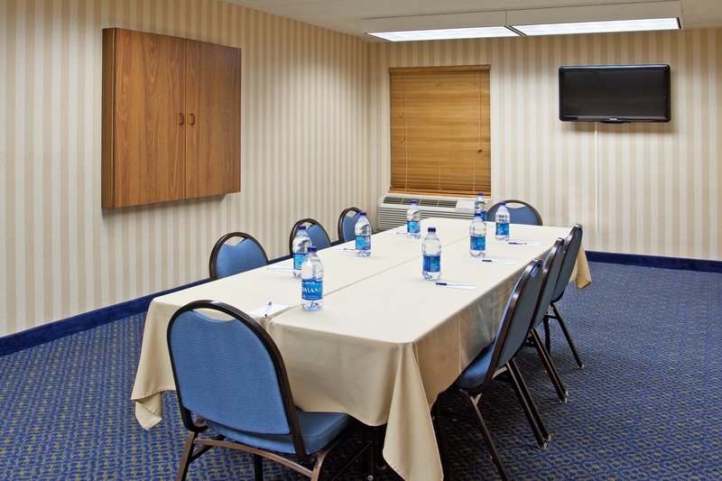 HOLIDAY INN EXPRESS - Cranberry Township, PA