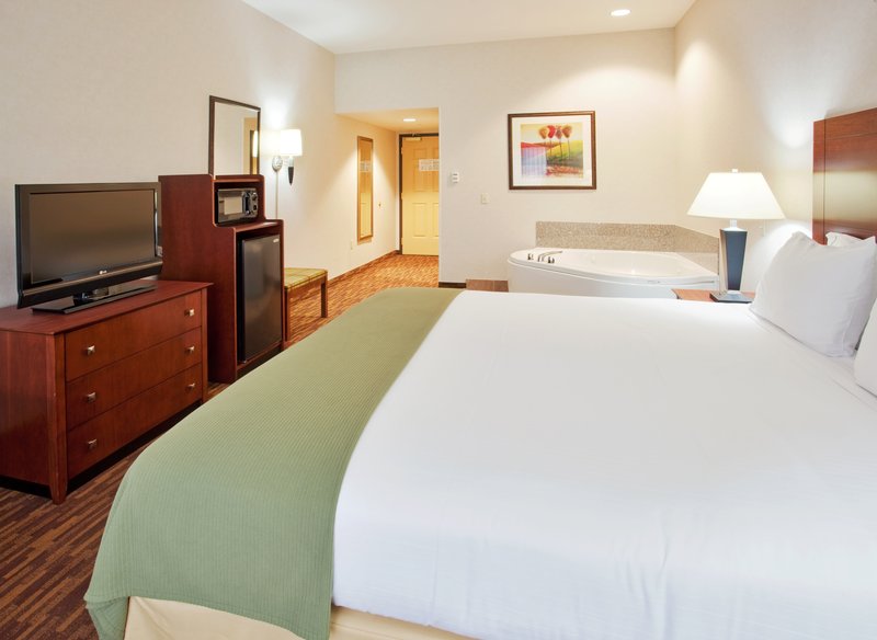 Holiday Inn Express YREKA-SHASTA AREA - Shasta Lake, CA