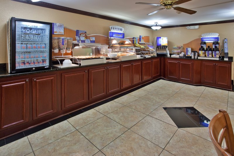 Holiday Inn Express MACON (I-75 & RIVERSIDE) - Macon, GA