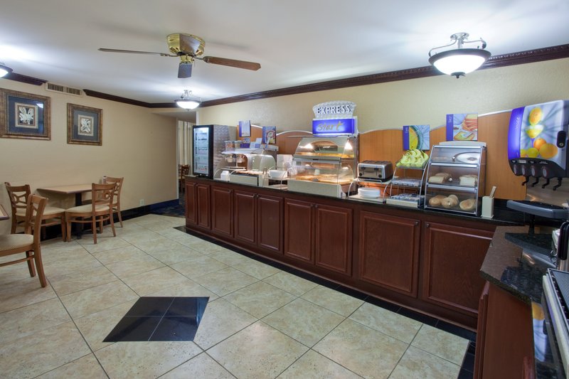 Holiday Inn Express MACON (I-75 & RIVERSIDE) - Macon, GA