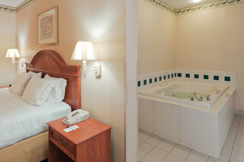 Holiday Inn Express - Defiance, OH
