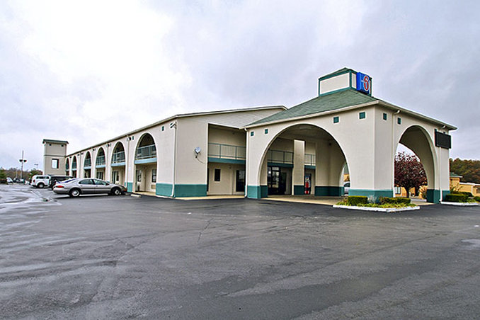 Motel 6 - Dickson, TN