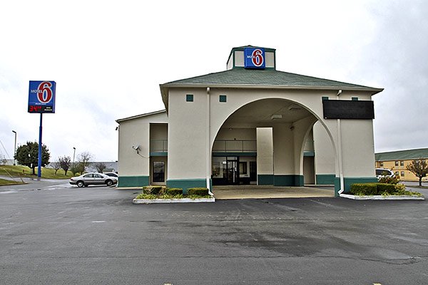 Motel 6 - Dickson, TN