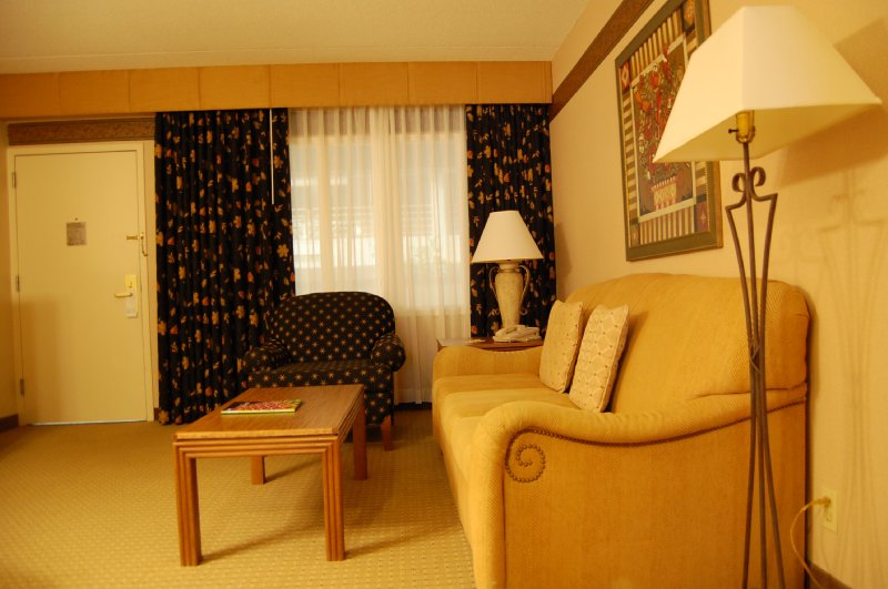 Brookfield Suites Hotel & Convention Center - Brookfield, WI