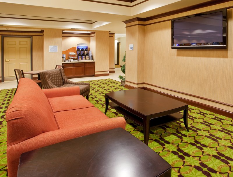 Holiday Inn Express YREKA-SHASTA AREA - Shasta Lake, CA