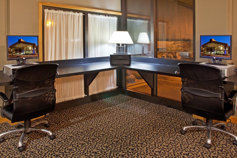 Holiday Inn Express DETROIT-WARREN (GM TECH CTR)