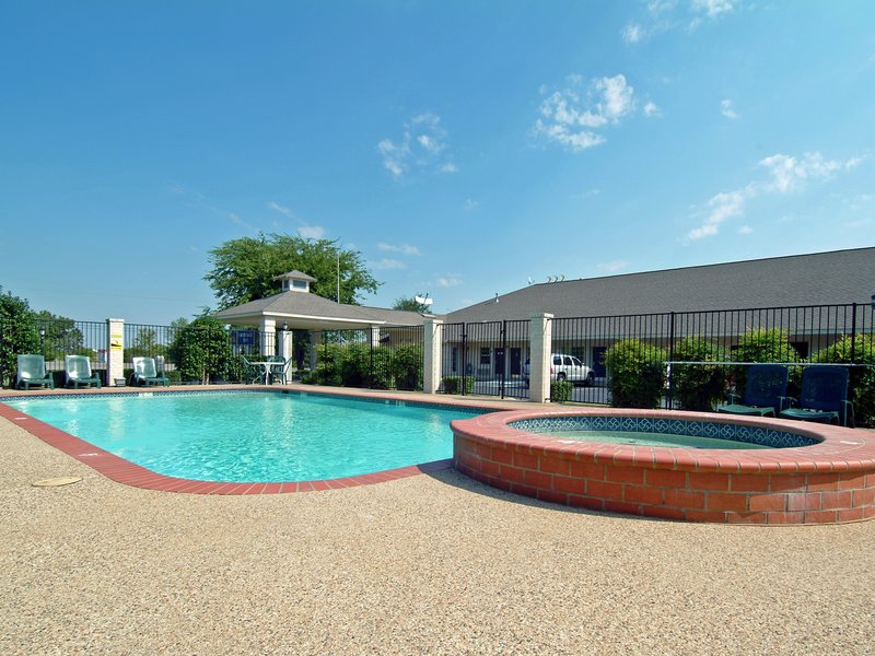 BEST WESTERN-SMITHFIELD INN - Cleburne, TX