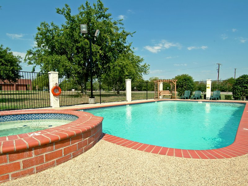 BEST WESTERN-SMITHFIELD INN - Cleburne, TX