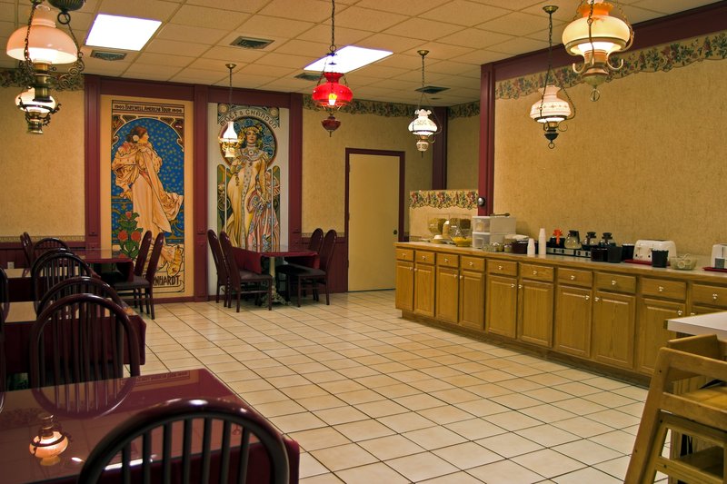 Econo Lodge Inn & Suites - Salina, KS