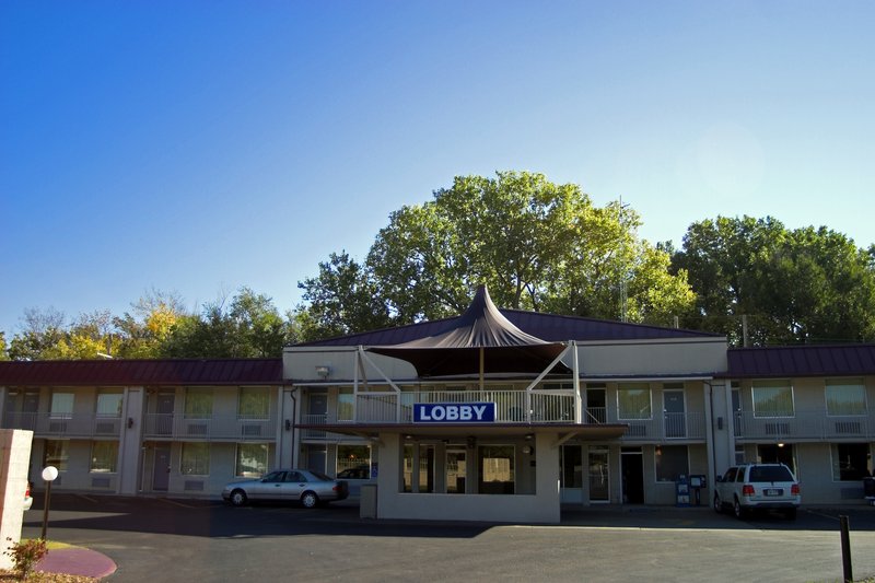 Econo Lodge Inn & Suites - Salina, KS