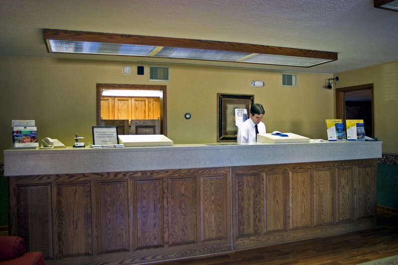 Econo Lodge Inn & Suites - Salina, KS