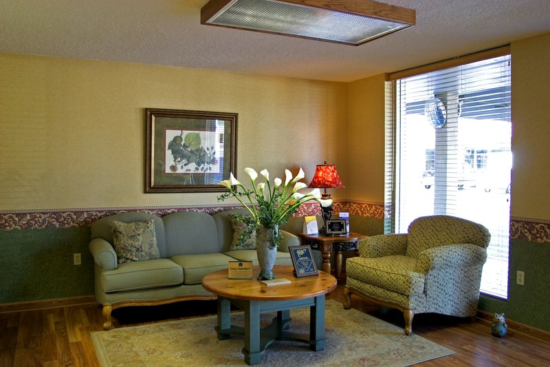 Econo Lodge Inn & Suites - Salina, KS
