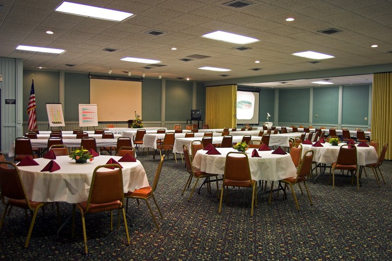 Econo Lodge Inn & Suites - Salina, KS