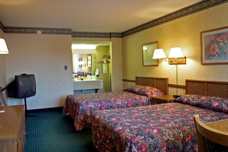 Econo Lodge Inn & Suites - Salina, KS
