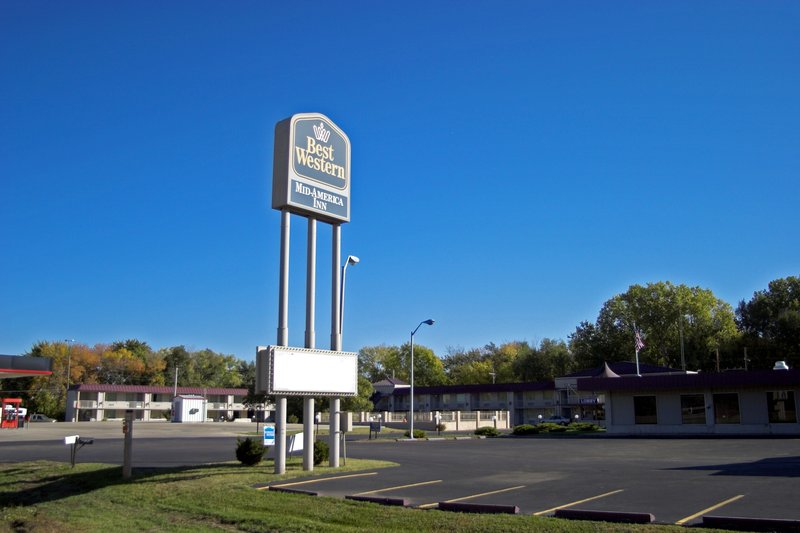 Econo Lodge Inn & Suites - Salina, KS
