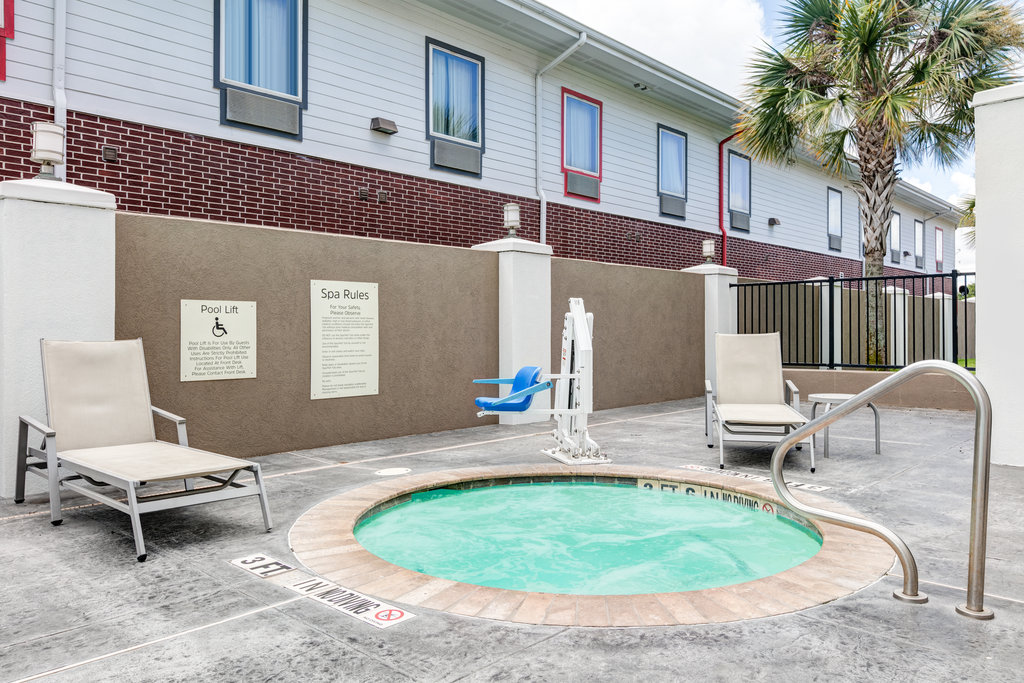 Holiday Inn Express Hotel & Suites Clute-Lake Jackson - Tap to explore photos