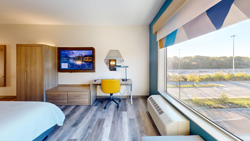 Holiday Inn Express & Suites CHICAGO SCHAUMBURG - Tap to explore photos