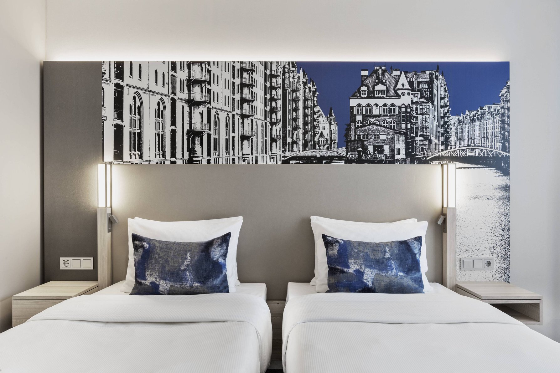 Courtyard by Marriott Hamburg City - Tap to explore photos