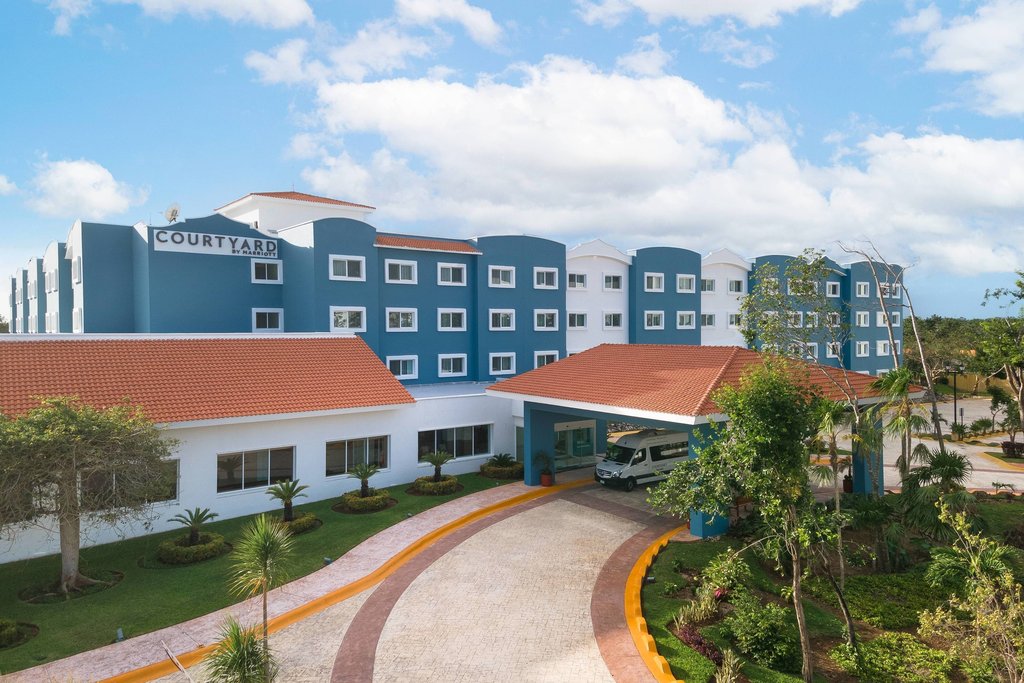 Courtyard by Marriott Cancun Airport - Tap to explore photos