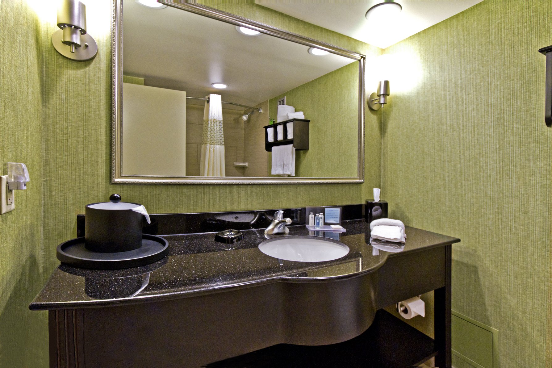 Hampton Inn Asheville-Tunnel Road - Tap to explore photos