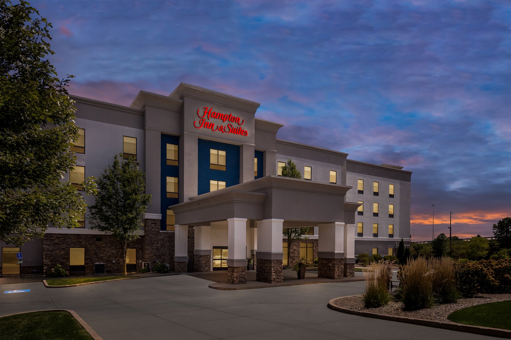 Hampton Inn & Suites Canton - Tap to explore photos