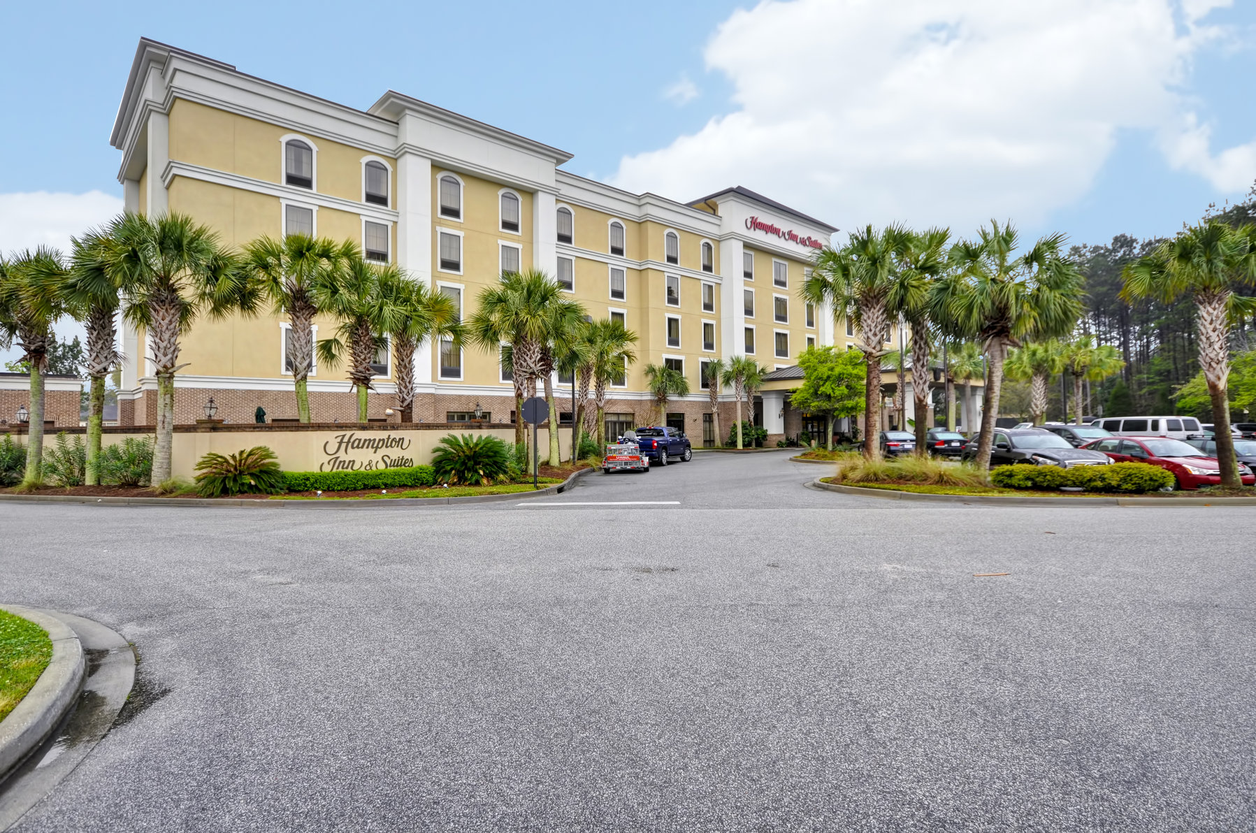 Hampton Inn & Suites North Charleston-University Blvd - Tap to explore photos