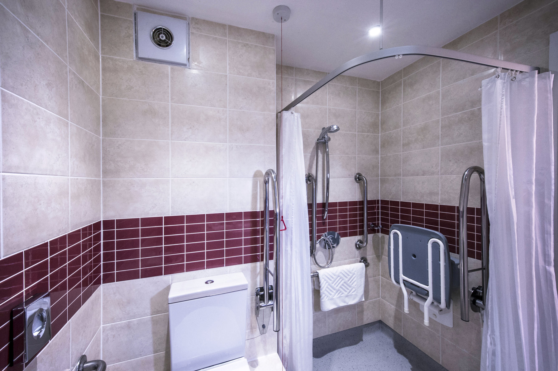 DoubleTree by Hilton Cheltenham - Tap to explore photos