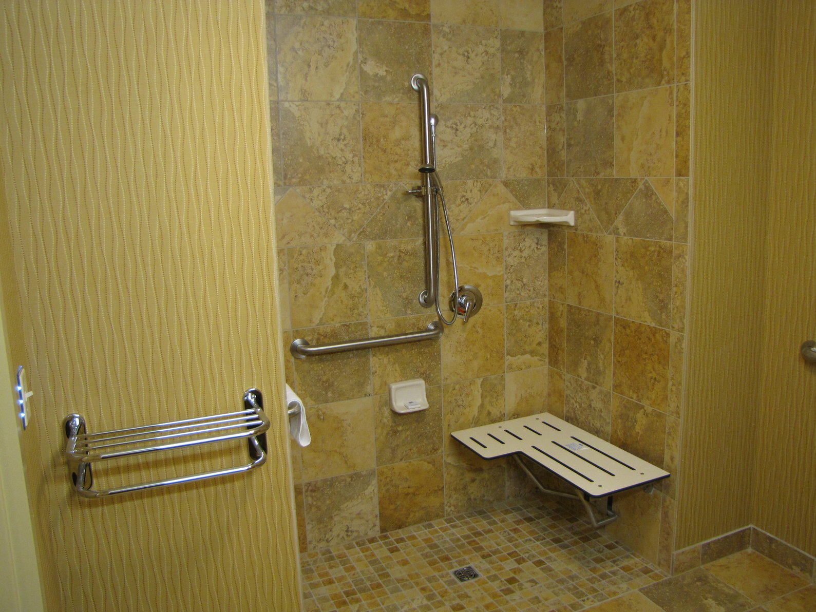 HAMPTON INN SUITES JAMESTOWN ND - Tap to explore photos
